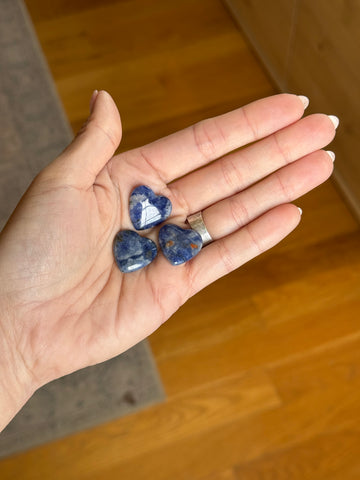 Sodalite Heart Crystal (20mm) – Truth, Intuition & Emotional Balance Stone